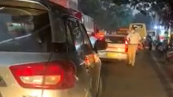 एम्बुलेंस को रास्ता देने के लिए पुलिसकर्मी ने लगाई 2 किमी लंबी दौड़, सोशल मीडिया पर हुआ वायरल एम्बुलेंस को रास्ता देने के लिए पुलिसकर्मी ने लगाई 2 किमी लंबी दौड़, सोशल मीडिया पर हुआ वायरल