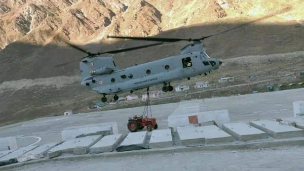 भारतीय वायु सेना के हेलिकाॅप्टर ने लिफ्ट की महिंद्रा ट्रैक्टर, आनंद महिंद्रा ने शेयर की तस्वीर