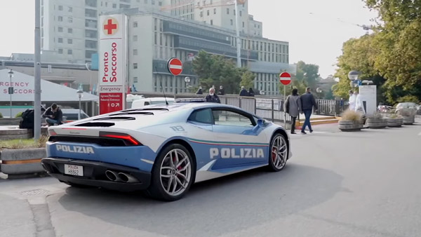 इटली पुलिस ने अस्पताल में किडनी पहुंचाने के लिए इस्तेमाल की लेम्बोर्गिनी हुराकन, देखें वीडियो इटली पुलिस ने अस्पताल में किडनी पहुंचाने के लिए इस्तेमाल की लेम्बोर्गिनी हुराकन, देखें वीडियो