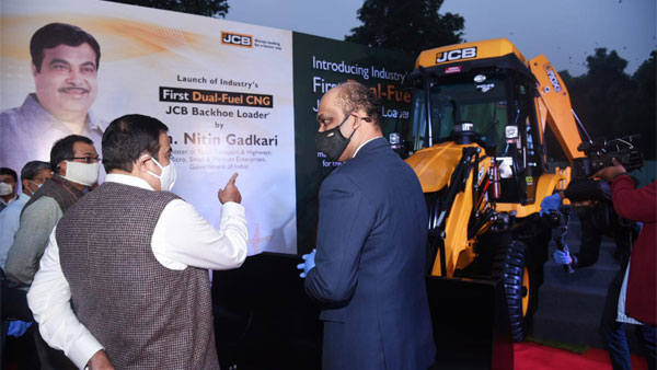 JCB CNG Launched: सीएनजी पर चलने वाली जेसीबी हुई लॉन्च, नितिन गडकरी ने किया उद्घाटन
