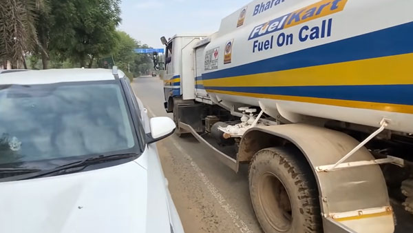 Kia Seltos Refueled At Home: किया सेल्टोस के लिए हुई फ्यूल की होम डिलीवरी, देखें वीडियो