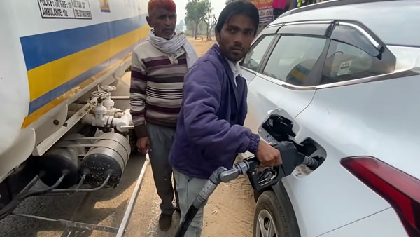 Kia Seltos Refueled At Home: किया सेल्टोस के लिए हुई फ्यूल की होम डिलीवरी, देखें वीडियो
