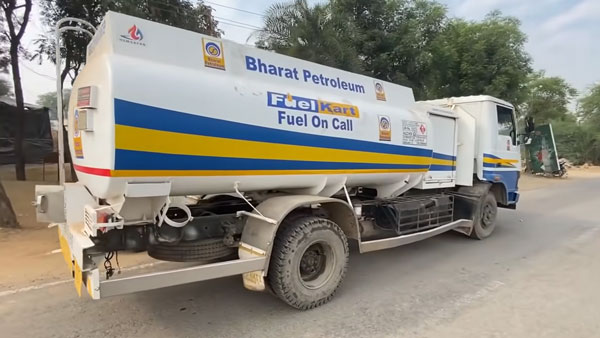 Kia Seltos Refueled At Home: किया सेल्टोस के लिए हुई फ्यूल की होम डिलीवरी, देखें वीडियो