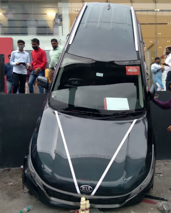Kia Seltos Crashed Out Of Dealership: किया सेल्टॉस डीलरशिप के बाहर हुई हादसे का शिकार, तस्वीरें Kia Seltos Crashed Out Of Dealership: किया सेल्टॉस डीलरशिप के बाहर हुई हादसे का शिकार, तस्वीरें