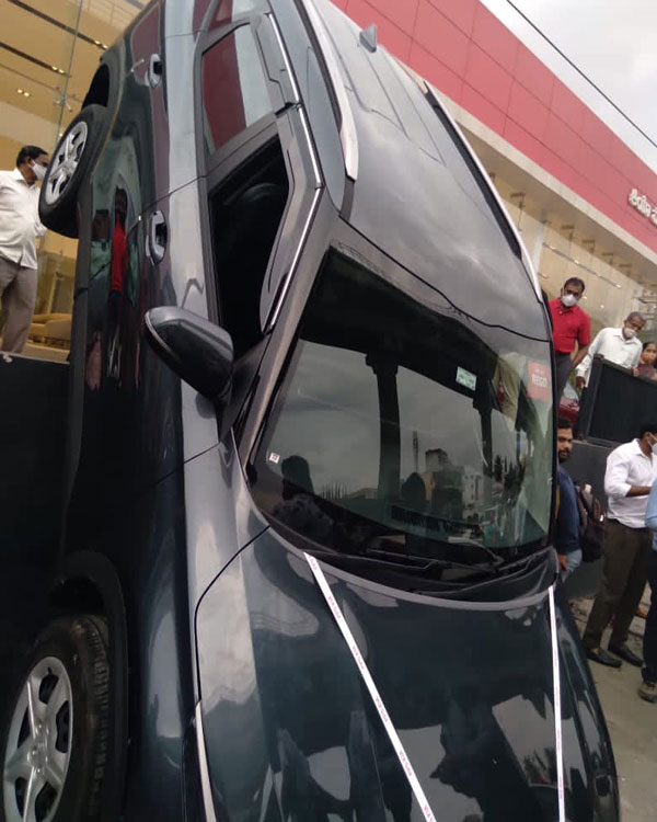 Kia Seltos Crashed Out Of Dealership: किया सेल्टॉस डीलरशिप के बाहर हुई हादसे का शिकार, तस्वीरें Kia Seltos Crashed Out Of Dealership: किया सेल्टॉस डीलरशिप के बाहर हुई हादसे का शिकार, तस्वीरें