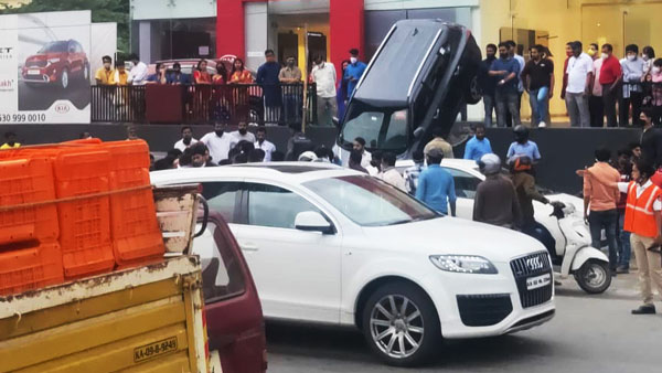 Kia Seltos Crashed Out Of Dealership: किया सेल्टॉस डीलरशिप के बाहर हुई हादसे का शिकार, तस्वीरें Kia Seltos Crashed Out Of Dealership: किया सेल्टॉस डीलरशिप के बाहर हुई हादसे का शिकार, तस्वीरें