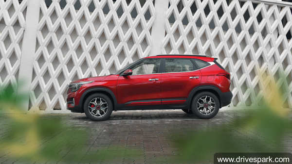 Kia Seltos Crashed Out Of Dealership: किया सेल्टॉस डीलरशिप के बाहर हुई हादसे का शिकार, तस्वीरें Kia Seltos Crashed Out Of Dealership: किया सेल्टॉस डीलरशिप के बाहर हुई हादसे का शिकार, तस्वीरें