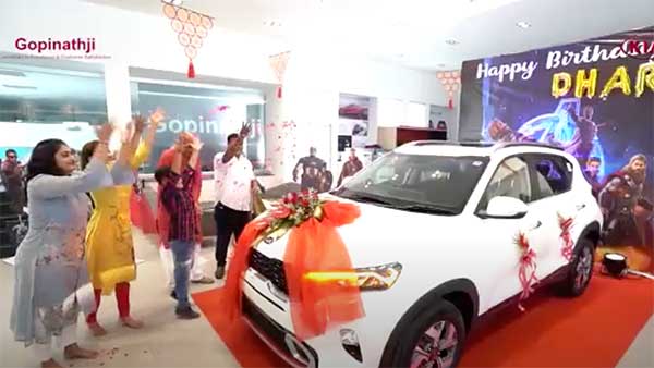 Kia Sonet Delivery With Avenger Theme: किया सॉनेट की डिलीवरी हुई एवेंजर थीम पर, देखें वीडियो Kia Sonet Delivery With Avenger Theme: किया सॉनेट की डिलीवरी हुई एवेंजर थीम पर, देखें वीडियो