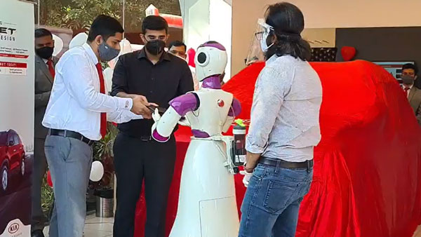 Kia Sonet Delivery Taken By A Robot: रोबोट ने ली किया साॅनेट की डिलीवरी, देखें वीडियो Kia Sonet Delivery Taken By A Robot: रोबोट ने ली किया साॅनेट की डिलीवरी, देखें वीडियो