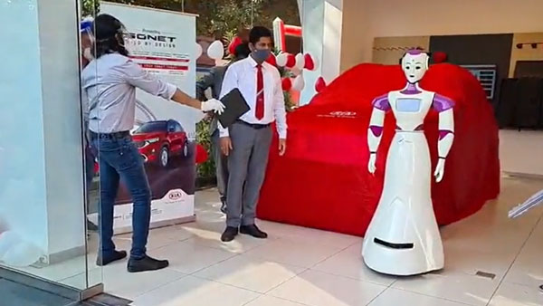 Kia Sonet Delivery Taken By A Robot: रोबोट ने ली किया साॅनेट की डिलीवरी, देखें वीडियो Kia Sonet Delivery Taken By A Robot: रोबोट ने ली किया साॅनेट की डिलीवरी, देखें वीडियो