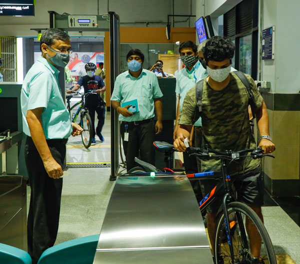 Bicycles In Kochi Metro: कोच्ची मेट्रो में ले जा सकते हैं बाइक, क्या दिल्ली में भी यह सुविधा हो शुरू?