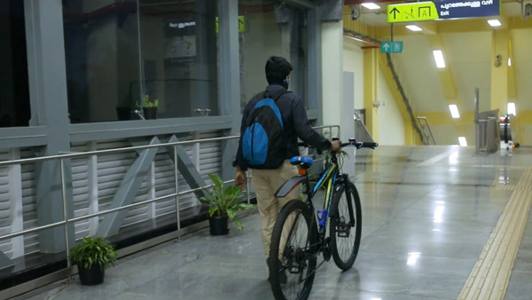 Bicycles In Kochi Metro: कोच्ची मेट्रो में ले जा सकते हैं बाइक, क्या दिल्ली में भी यह सुविधा हो शुरू?