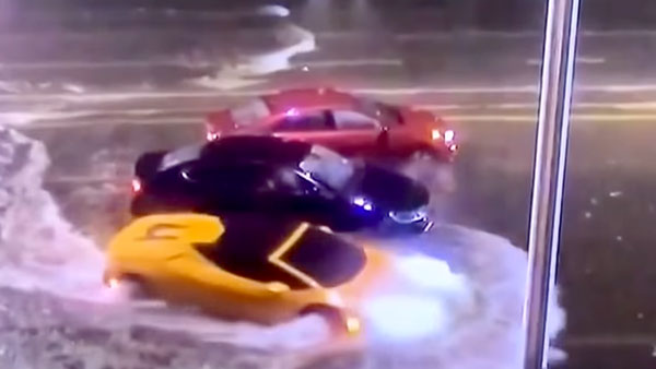 लेम्बोर्गिनी हुराकन स्पाइडर बाढ़ भरी सड़क पर तैरते आई नजर, वीडियो हुआ वायरल लेम्बोर्गिनी हुराकन स्पाइडर बाढ़ भरी सड़क पर तैरते आई नजर, वीडियो हुआ वायरल