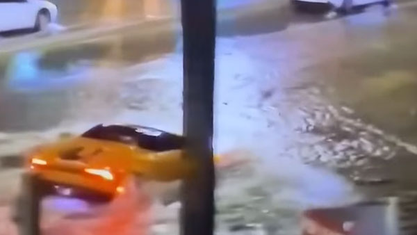 लेम्बोर्गिनी हुराकन स्पाइडर बाढ़ भरी सड़क पर तैरते आई नजर, वीडियो हुआ वायरल लेम्बोर्गिनी हुराकन स्पाइडर बाढ़ भरी सड़क पर तैरते आई नजर, वीडियो हुआ वायरल