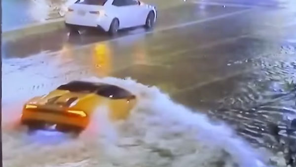 लेम्बोर्गिनी हुराकन स्पाइडर बाढ़ भरी सड़क पर तैरते आई नजर, वीडियो हुआ वायरल लेम्बोर्गिनी हुराकन स्पाइडर बाढ़ भरी सड़क पर तैरते आई नजर, वीडियो हुआ वायरल