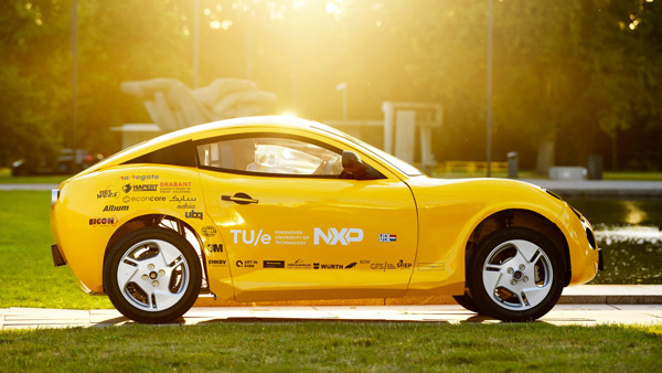 डच छात्रों ने बेकार कचरे से बनाई यह बेहतरीन इलेक्ट्रिक कार, देती है 220 किमी की रेंज