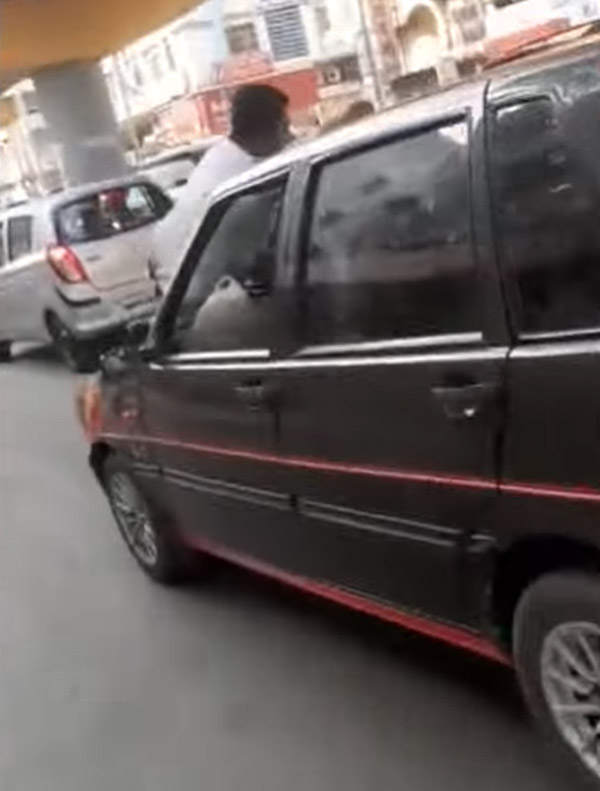 कार रोकने को कहा तो चालक ने बोनट पर पुलिस को घसीटा, कैमरे में कैद हुई वीडियो कार रोकने को कहा तो चालक ने बोनट पर पुलिस को घसीटा, कैमरे में कैद हुई वीडियो