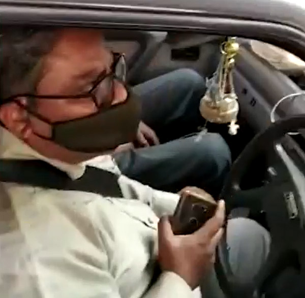 कार रोकने को कहा तो चालक ने बोनट पर पुलिस को घसीटा, कैमरे में कैद हुई वीडियो कार रोकने को कहा तो चालक ने बोनट पर पुलिस को घसीटा, कैमरे में कैद हुई वीडियो