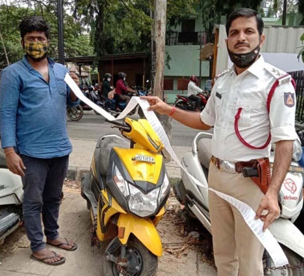 Man Asked To Pay 42.5K Fine: युवक से फाइन भरने को कहा गया तो उसने पुलिस को सौंपी अपनी स्कूटर Man Asked To Pay 42.5K Fine: युवक से फाइन भरने को कहा गया तो उसने पुलिस को सौंपी अपनी स्कूटर