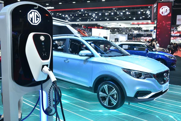 UK To Ban Petrol & Diesel Cars By 2030: इंग्लैंड में 2030 से बंद हो जायेगी पेट्रोल, डीजल कारों की बिक्री