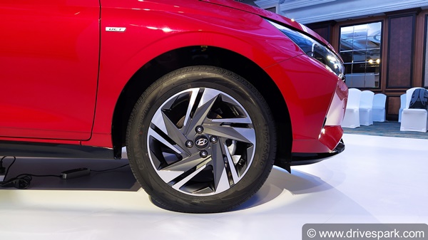 New Hyundai i20 Modification: नई हुंडई आई20 को मॉडिफाई कर लगवाया नया अलॉय, देखें