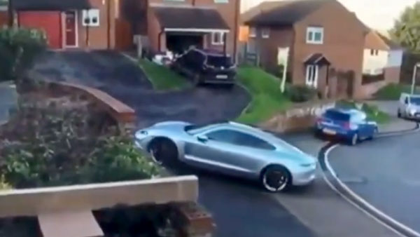 Porsche Hits SUV While Parking: पार्किंग करते हुए पोर्शे कार हुई बेकाबू, मारी एसयूवी को टक्कर Porsche Hits SUV While Parking: पार्किंग करते हुए पोर्शे कार हुई बेकाबू, मारी एसयूवी को टक्कर