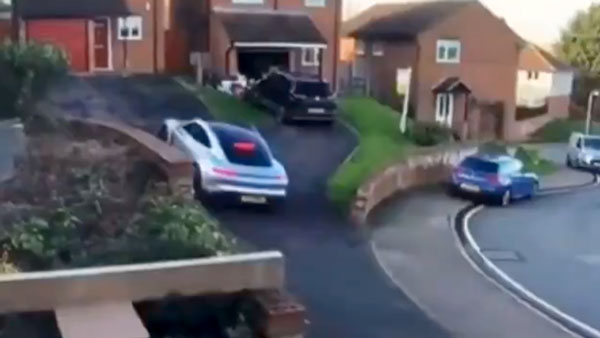 Porsche Hits SUV While Parking: पार्किंग करते हुए पोर्शे कार हुई बेकाबू, मारी एसयूवी को टक्कर Porsche Hits SUV While Parking: पार्किंग करते हुए पोर्शे कार हुई बेकाबू, मारी एसयूवी को टक्कर