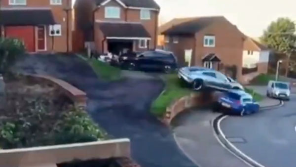 Porsche Hits SUV While Parking: पार्किंग करते हुए पोर्शे कार हुई बेकाबू, मारी एसयूवी को टक्कर Porsche Hits SUV While Parking: पार्किंग करते हुए पोर्शे कार हुई बेकाबू, मारी एसयूवी को टक्कर