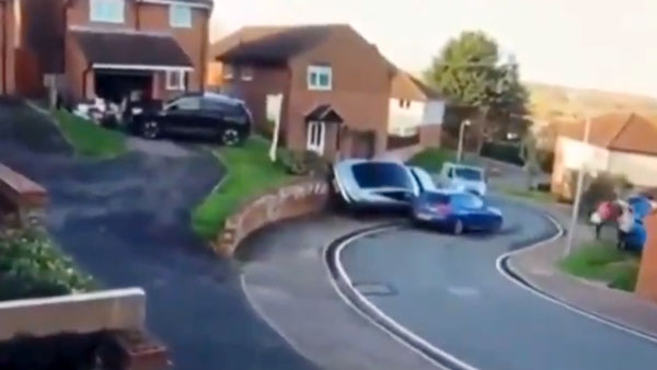 Porsche Hits SUV While Parking: पार्किंग करते हुए पोर्शे कार हुई बेकाबू, मारी एसयूवी को टक्कर Porsche Hits SUV While Parking: पार्किंग करते हुए पोर्शे कार हुई बेकाबू, मारी एसयूवी को टक्कर