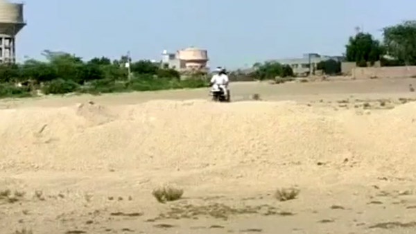 RE Bullet Stunt Goes Wrong: रॉयल एनफील्ड बुलेट को उड़ाया हवा में और फिर हुआ ये, देखें वीडियो