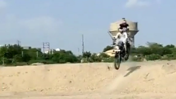 RE Bullet Stunt Goes Wrong: रॉयल एनफील्ड बुलेट को उड़ाया हवा में और फिर हुआ ये, देखें वीडियो