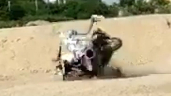 RE Bullet Stunt Goes Wrong: रॉयल एनफील्ड बुलेट को उड़ाया हवा में और फिर हुआ ये, देखें वीडियो