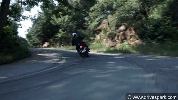 Royal Enfield Meteor 350 Review In Hindi: रॉयल एनफील्ड मिटिओर 350 रिव्यू: राइडिंग अनुभव, फीचर्स, सीटिंग, परफॉर्मेंस