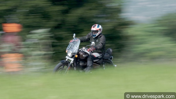 Royal Enfield Meteor 350 Review In Hindi: रॉयल एनफील्ड मिटिओर 350 रिव्यू: राइडिंग अनुभव, फीचर्स, सीटिंग, परफॉर्मेंस