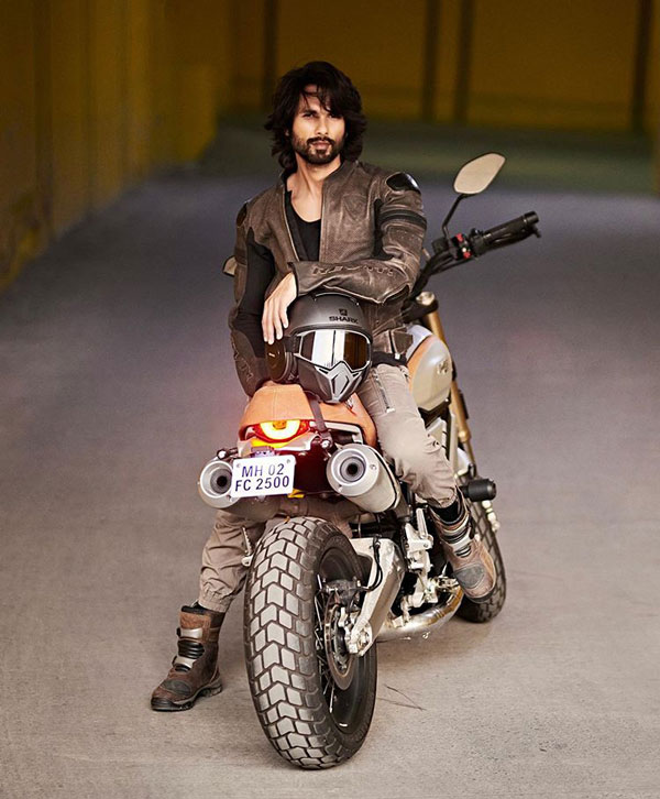 Shahid Kapoor Riding Scrambler 1100: डुकाटी की स्क्रैम्बलर 1100 चलाते दिखे शाहिद कपूर, तस्वीरें Shahid Kapoor Riding Scrambler 1100: डुकाटी की स्क्रैम्बलर 1100 चलाते दिखे शाहिद कपूर, तस्वीरें