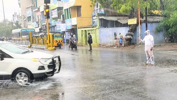 इस ट्रैफिक पुलिसकर्मी ने भारी बारिश में 4 घंटे संभाला ट्रैफिक, वीडियो हो रहा वायरल