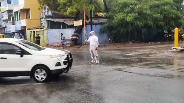 इस ट्रैफिक पुलिसकर्मी ने भारी बारिश में 4 घंटे संभाला ट्रैफिक, वीडियो हो रहा वायरल