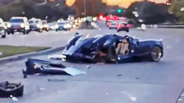 यूट्यूबर ने 25 करोड़ रुपये की स्पोर्ट्स कार कर दी क्रैश, बाल बाल बची जान यूट्यूबर ने 25 करोड़ रुपये की स्पोर्ट्स कार कर दी क्रैश, बाल बाल बची जान