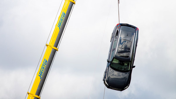 Volvo Drops New Cars For Training: वोल्वो ने 10 नई कारों को क्रेन से गिराकर किया तबाह, जानिए क्यों