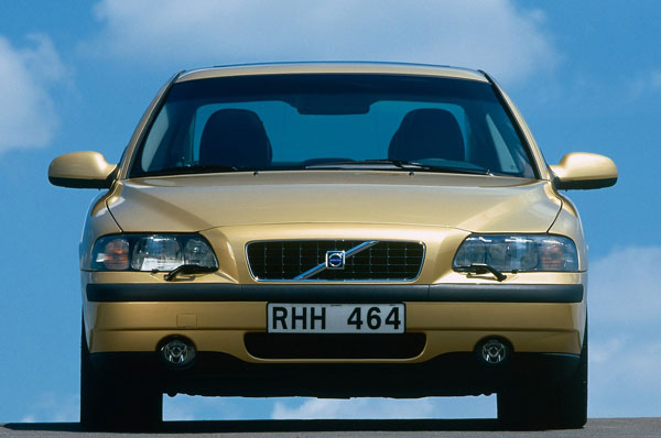 Volvo Recalls 54,000 Vehicles: वोल्वो ने 54 हजार वाहनों को वापस बुलाया, एयरबैग में है गड़बड़ी