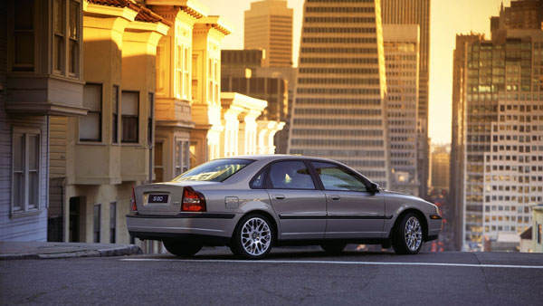 Volvo Recalls 54,000 Vehicles: वोल्वो ने 54 हजार वाहनों को वापस बुलाया, एयरबैग में है गड़बड़ी