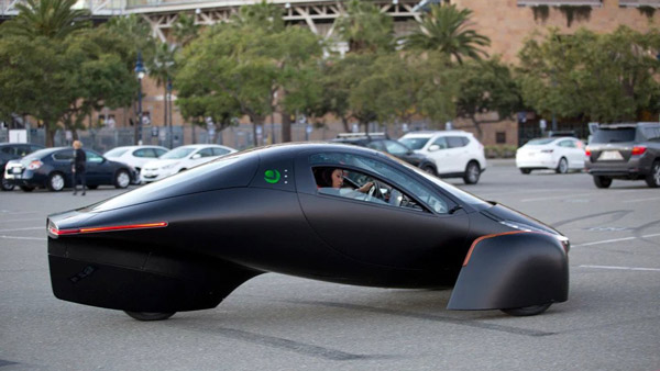 Electric Vehicle With Solar Charging: यूएस की स्टार्टअप कंपनी ने बनाई सोलर एनर्जी वाली कार, जानें रेंज