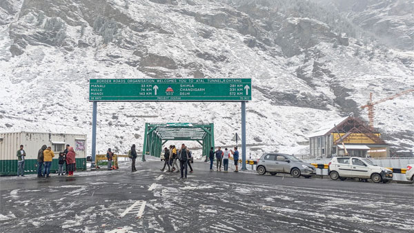 Record Vehicles Crosses Atal Tunnel: अटल टनल से एक दिन में सबसे अधिक 5,450 वाहन गुजरे, बना नया रिकॉर्ड Record Vehicles Crosses Atal Tunnel: अटल टनल से एक दिन में सबसे अधिक 5,450 वाहन गुजरे, बना नया रिकॉर्ड