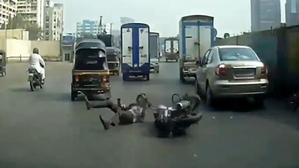 बहस के बाद ऑटोरिक्शा चालक ने बाइक सवार को मारी टक्कर, हैरान करने वाला वीडियो