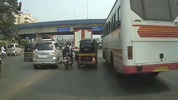 बहस के बाद ऑटोरिक्शा चालक ने बाइक सवार को मारी टक्कर, हैरान करने वाला वीडियो