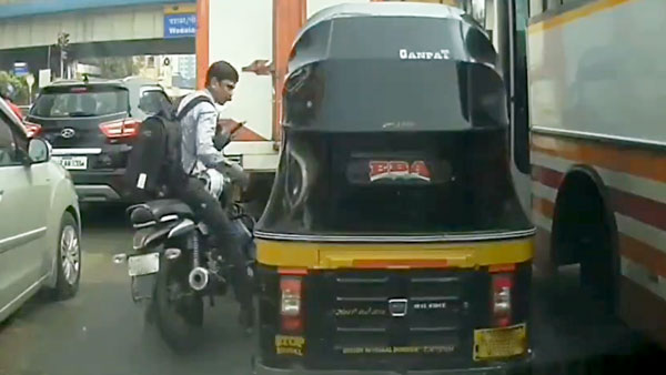 बहस के बाद ऑटोरिक्शा चालक ने बाइक सवार को मारी टक्कर, हैरान करने वाला वीडियो