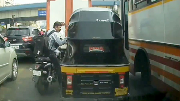 बहस के बाद ऑटोरिक्शा चालक ने बाइक सवार को मारी टक्कर, हैरान करने वाला वीडियो