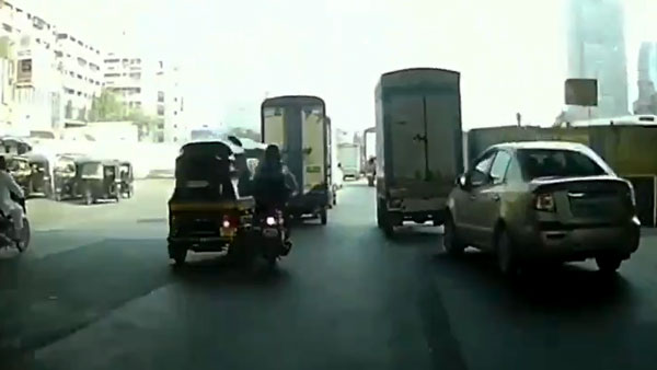 बहस के बाद ऑटोरिक्शा चालक ने बाइक सवार को मारी टक्कर, हैरान करने वाला वीडियो