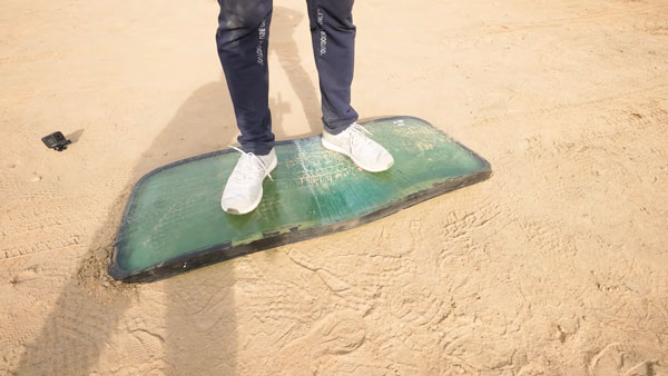 क्या होगा जब कार के बुलेटप्रूफ ग्लास पर चढ़ेगी टोयोटा फॉर्च्यूनर, देखें हैरान करने वाला वीडियो