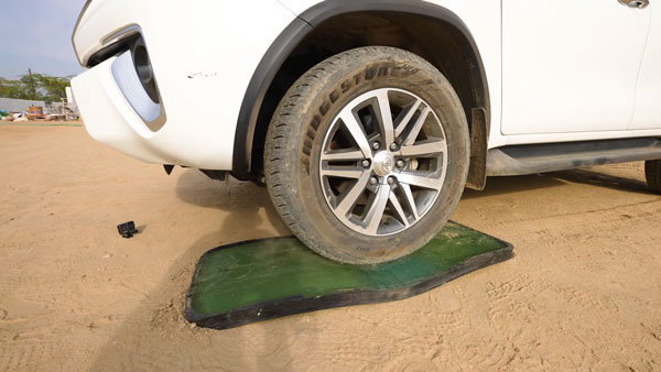 क्या होगा जब कार के बुलेटप्रूफ ग्लास पर चढ़ेगी टोयोटा फॉर्च्यूनर, देखें हैरान करने वाला वीडियो